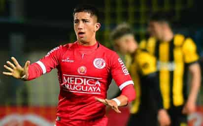 El Almería español cerró el fichaje del atacante uruguayo del Rentistas Cristian Olivera, un 'diamante llamado a ser un jugador completo', quien se destaca por su juego 'rápido y potente'. (ARCHIVO)