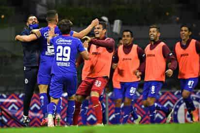 Encabezados por José Antonio Marín y Víctor Manuel Velázquez, titulares de los Consejos de Administración y de Vigilancia de la cementera, respectivamente, fueron bienvenidos por Jaime Ordiales, director deportivo, y algunos futbolistas, de los cuales destacó Julio César Domínguez, segundo capitán celeste. (ARCHIVO)