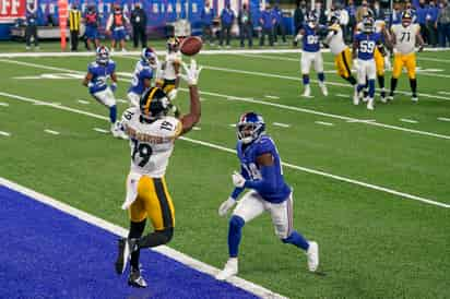 JuJu Smith-Schuster captura su segundo pase de anotación, en la victoria de Acereros 26-16 sobre Gigantes. (AP)