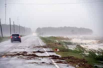 'Sally', un huracán de categoría 1, se mueve a dos millas por hora (4 km/h) en dirección noroeste y a las 12.00 GMT se encontraba a unas 65 millas (110 km) al este de la desembocadura del Mississippi y a unas 105 millas (170 km) de Biloxi, ciudad costera del estado homónimo del río.
(EFE)