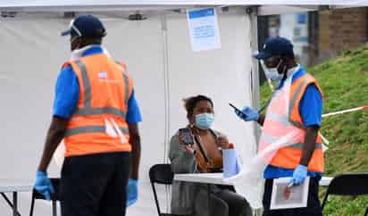 Gran Bretaña impuso restricciones más estrictas el jueves a los negocios y al movimiento de gente en algunas partes del noreste de Inglaterra, mientras la nación trata de frenar la propagación del COVID-19. (ARCHIVO) 
