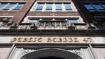El alcalde de la ciudad de Nueva York anunció el jueves que nuevamente debió retrasar el inicio de la instrucción presencial para la mayoría de los estudiantes de esa urbe debido a la escasez de personal y suministros. (ARCHIVO)