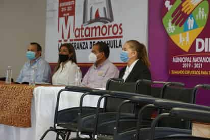 Este jueves, en las instalaciones del Sistema Municipal para el Desarrollo Integral de la Familia (DIF), en Matamoros se hizo la entrega de sillas de ruedas a personas con discapacidad. (MARY VÁZQUEZ)