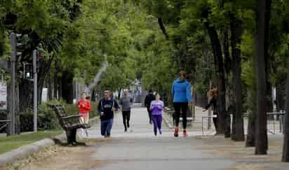 Se limitarán además las reuniones de diez a seis personas, habrá una reducción genérica de los aforos al 50 % y se harán un millón de test. (ARCHIVO)