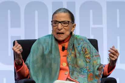 Ginsburg continuó luego sus estudios en la Facultad de Derecho de Harvard, pero regresó a Nueva York en 1958 para concluir su carrera de abogado en la Universidad de Columbia, donde posteriormente enseñó.
(ARCHIVO)