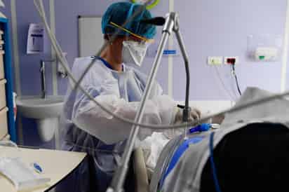 Francia registró 10,569 casos de coronavirus en las últimas 24 horas, un descenso respecto a los récords sucesivos de los últimos días, aunque la cifra puede estar influida por el cierre de los laboratorios de análisis durante la mayor parte del fin de semana. (ARCHIVO) 
