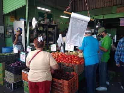 La gente compra lo indispensable y deja de lado aquellos productos que no lo son, como: verduras enlatadas y otras conservas. (ARCHIVO)