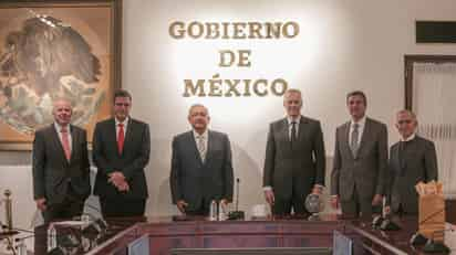 La reunión entre el mandatario mexicano y el director de la multinacional, a la que también asistieron otros ejecutivos de la compañía, ocurrió en el Palacio Nacional de México, según un mensaje y una fotografía que López Obrador publicó en redes sociales.
(TWITTER)