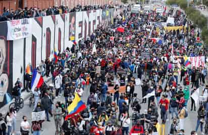 La protesta, en su mayoría pacífica, se vio empañada por la acción de vándalos. (EFE) 