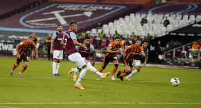 Andriy Yarmolenko, del West Ham anota de penal uno de sus dos tantos, en la goleada de su equipo 5-1 sobre Hull City. (EFE)