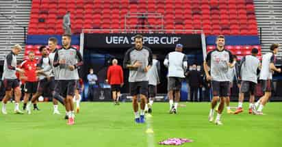 Jugadores del Bayern Múnich durante un entrenamiento, ayer, previo al partido contra el Sevilla por la Supercopa de Europa que se jugará en Budapest, y en el cual se permitirán aficionados. (EFE)