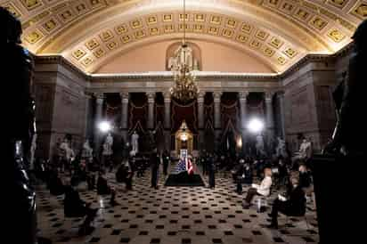 Ruth Bader Ginsburg, la fallecida jueza del Tribunal Supremo de EUA y una célebre pionera en la lucha por la igualdad de género, volvió a hacer historia este viernes al convertirse en la primera mujer del país a la que se le concede un velatorio de Estado, el máximo homenaje póstumo en el Congreso. (EFE) 