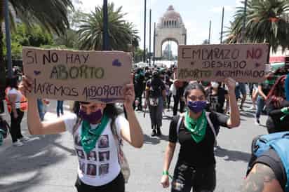 Desde el inicio de la marcha, algunas mujeres comenzaron a realizar destrozos en las oficinas del ISSSTE y forcejearon con las policías. (ARCHIVO)