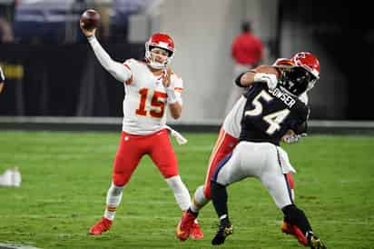 Patrick Mahomes lanzó cuatro pases de anotación y tuvo otro por la vía terrestre en la victoria de los Jefes 34-20 sobre los Cuervos. (AP)