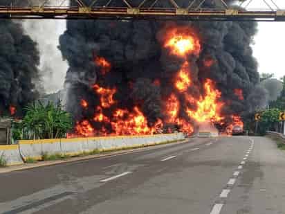 El reporte del gobernador señala que la pipa explotó, pero 'está controlado el incendio'. (TWITTER)