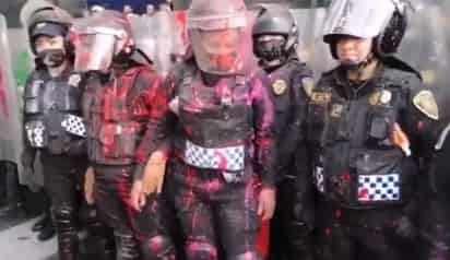 Grupos de mujeres policías desplegados durante la marcha a favor del aborto en la Ciudad de México, fueron atacados por asistentes de ésta (CAPTURA) 