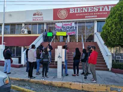 Ante denuncias por una serie de irregularidades relacionadas con programas federales, ciudadanos tomaron las instalaciones. (EL SIGLO DE TORREÓN) 