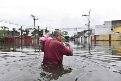 La cifra aumentó durante la madrugada de este sábado mientras que las autoridades del estado de Tabasco realizaban evacuaciones en los municipios con más afectaciones, entre ellos Balancán, Centro, Cunduacán, Jalpa de Méndez y Nacajuca.
(EFE)