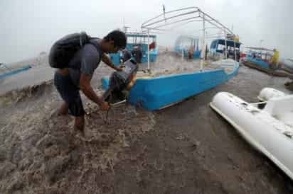 Alrededor de 12 municipios de la zona oriente y parte del sur del estado de Yucatán fueron declarados en Alerta Roja ante el paso de la tormenta  tropical Gamma. Otras demarcaciones de la zona centro y poniente de la localidad fueron puestas en Alerta Naranja y Amarilla. (Especial) 