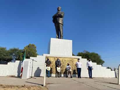 El acto tuvo lugar este martes 6 de octubre en el monumento ubicado sobre el entronque del ejido 20 de Noviembre. (EL SIGLO DE TORREÓN)