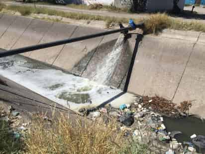 Vecinos de la colonia Francisco Villa Norte reportaron la descarga de aguas negras en el canal.