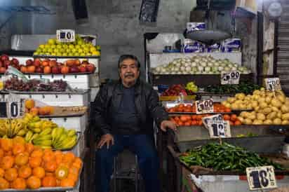 Leslie Sánchez tiene dos años capturando datos sociológicos con locatarios del Mercado Alianza. 