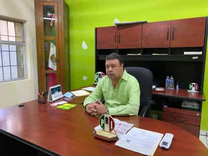 El presidente del Comité Municipal del PRI en Gómez Palacio, Juan Moreno Espinoza, señaló que el gobierno federal busca establecer un control sobre el trabajo de los científicos mexicanos, sobre los artistas, los deportistas, sobre los municipios y los temas de su práctica y sus necesidades.
(EL SIGLO DE TORREÓN)