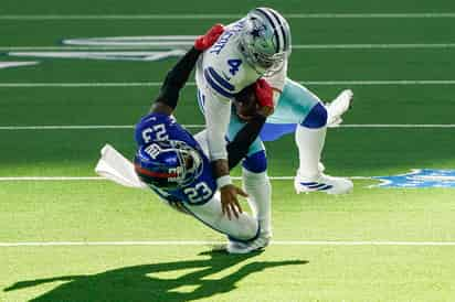 Logan Ryan cae encima del pie de Dak Prescott, para causarle al mariscal de campo de los Vaqueros una escalofriante lesión. (AP)