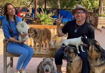 La influencer y actriz Yanet García le tiene mucho cariño a su perrita pomerania llamada Mamacita, por lo que este fin de semana tuvieron un domingo espectacular junto a César Millán, mejor conocido como 'El encantador de perros'. (ESPECIAL) 