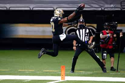 Jared Cook celebra luego de conseguir una anotación, en la victoria de los Santos 30-27 en tiempo extra sobre los Cargadores. (AP)