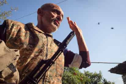 La familia Ovanisyan y sus vecinos fueron llamados por las autoridades el miércoles para recibir fusiles Kalashnikov. (AP) 