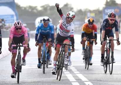 Diego Ulissi celebra tras cruzar la meta en primer lugar en la etapa 13 del Giro de Italia, que lidera el portugués Joao Almeida. (EFE)