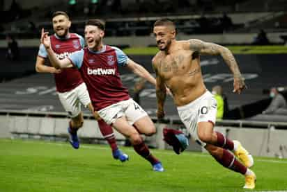 Manuel Lanzini (d) celebra tras marcar el tercer tanto del West Ham en el empate 3-3 con Tottenham, que ganaba 3-0. (EFE)