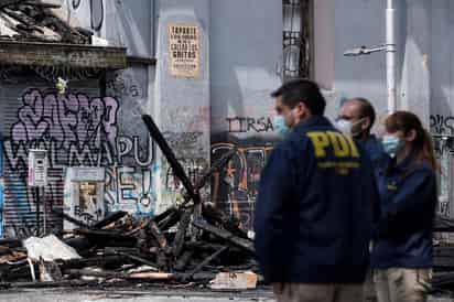 El presidente de Chile, Sebastián Piñera, dijo este lunes que la mayoría de los ciudadanos del país quieren vivir 'en democracia y en paz', luego de una noche de extrema violencia, en la que hubo un muerto por disparo de bala y fueron detenidas más de medio millar de personas. (EFE) 