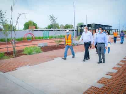 Algunas de las obras que visitaron y supervisaron fue el complejo deportivo y recreativo denominado 'El Cabo', que se construyó alrededor de la escuela secundaria número 84 de la colonia Lázaro Cárdenas. (EL SIGLO COAHUILA)