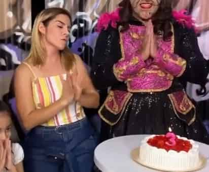 'Esta señora Tiene el carisma de una piedra', escribió un usuario al criticar la recreación del video popular. (Especial) 