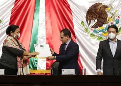 Secretario de Hacienda, Arturo Herrera (c), en la entrega del paquete Económico 2021 a la presidenta de la Cámara de Diputados, la diputada Dulce María Sauri (i), acompañada por el presidente de la junta de Coordinación Política, Mario Delgado, el pasado 8 de septiembre. (ARCHIVO) 