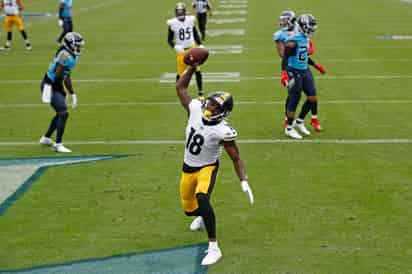 Diontae Johnson celebra una de sus dos anotaciones, en la victoria de los Acereros 27-24 sobre Titanes, en duelo de equipos invictos. (AP)