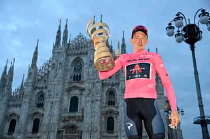 Tao Geoghegan Hart ganó por 39 segundos a Jai Hindley. (AP)