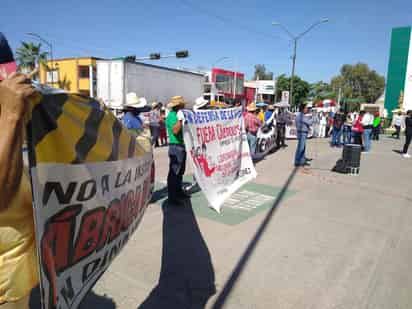 El Frente Unido de Pueblos de la Laguna en Defensa de la Vida, el Territorio y el Agua se manifestaron este lunes en la explanada de la Presidencia Municipal de Gómez Palacio exigiendo que el presidente de la República, Andrés Manuel López Obrador, cumpla los compromisos que hizo con ellos. (DIANA GONZÁLEZ)