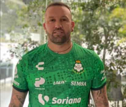 El exdelantero de Santos Laguna, Matías Vuoso, presumió en sus redes sociales la playera conmemorativa del Día de Muertos de Santos Laguna, portandola como cuando jugaba con los Guerreros. (CORTESÍA)