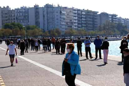 Grecia superó este viernes de nuevo su récord de casos de COVID-19 en una jornada con 1,690 contagios, cuarto día consecutivo en el que los casos de coronavirus superaron el millar en el país. (ARCHIVO) 
