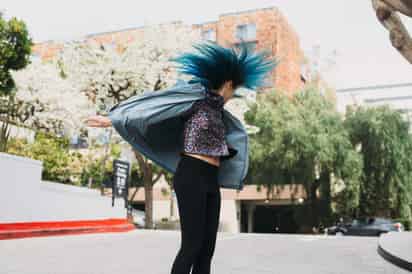 Cuando has tomado la decisión de procesar tu cabello,  comienza a cambiar tu rutina desde semanas antes para aminorar el daño. (ESPECIAL)
