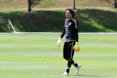 Guillermo Ochoa se recuperó de una lesión y volvió a ser convocado para los duelos amistosos ante Japón y Corea del Sur. (ARCHIVO)