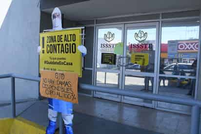 Ayer los trabajadores colocaron cartulinas en el hospital con leyendas como 'no hay camas disponibles' y después fueron retiradas.