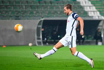 Kane volvió a ser fundamental para el equipo dirigido por José Mourinho, anotando un gol y siendo el líder del Tottenham en el campo. (EFE)