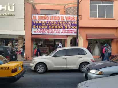 Mediante una lona colocada al exterior de un comercio en Saltillo con la leyenda “Al dueño le dio el virus”, fue anunciado que en los próximos días se llevará a cabo una ola de ofertas de vestidos de boda y XV años en una tienda del centro histórico de Saltillo. (EL SIGLO DE TORREÓN)