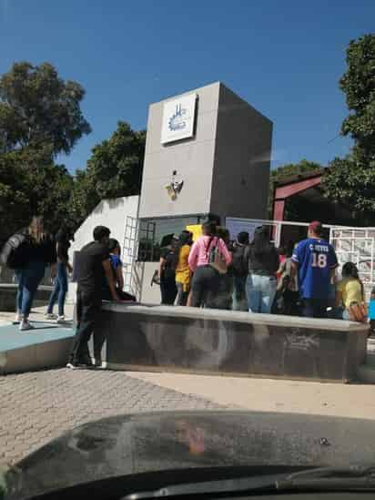 Los estudiantes denunciaron que no se les han liberado sus títulos como Técnicos en Enfermería del CBTis 196 de Matamoros. (EL SIGLO DE TORREÓN) 