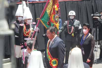 El principal grupo de oposición en el Parlamento boliviano, Comunidad Ciudadana (CC) del expresidente Carlos Mesa, protagonizó este domingo una protesta en la investidura de Luis Arce (i) como presidente de Bolivia. (EFE)