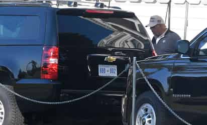 El presidente saliente de Estados Unidos, Donald Trump, sigue atrincherado en su acusación, sin evidencia, de 'fraude' electoral y regresó este domingo a su club de golf privado de Sterling (Virginia) sin reconocer su derrota en las elecciones del martes pasado, mientras el ya mandatario electo, Joe Biden, lanzó su equipo de transición. (EFE)